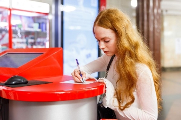 Участники Всемирного фестиваля молодёжи разошлют по всему миру открытки «Из России с любовью»