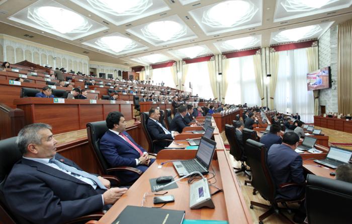 Спикер парламента Киргизии запретил министру выступать на русском языке