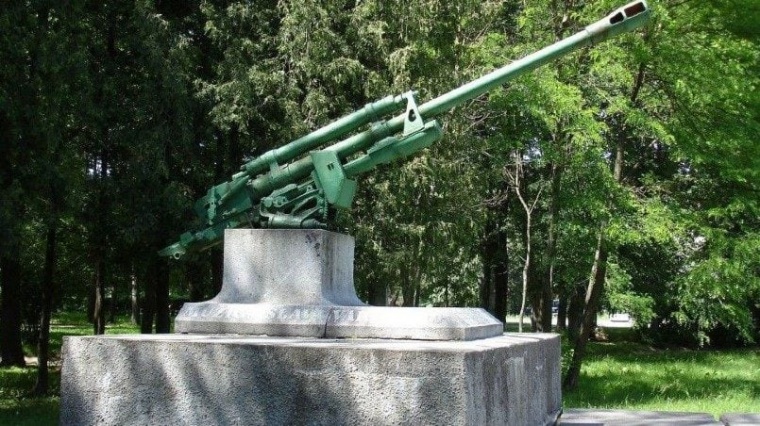 Посольство РФ: перенос братской могилы в Екабпилсе требует согласования с Россией