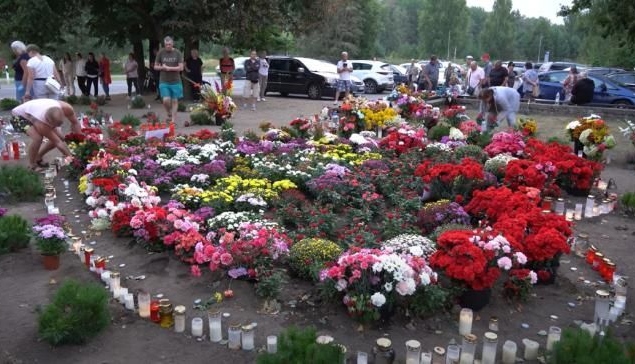 Нарвитяне продолжают нести цветы к местам демонтированных советских памятников