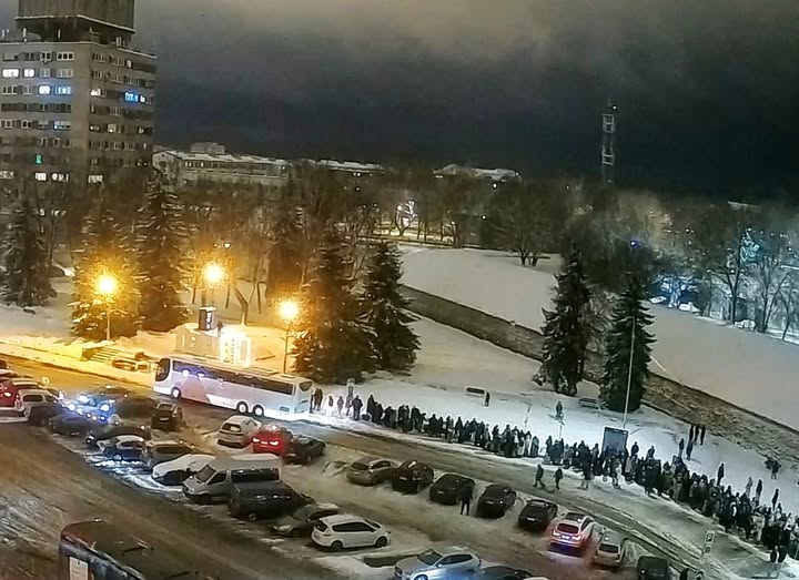 Очереди на границе в Нарве: люди часами ждут возможности попасть в Россию