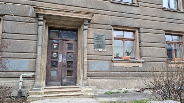 В Риге демонтировали все мемориальные доски, посвященные писателю Валентину Пикулю