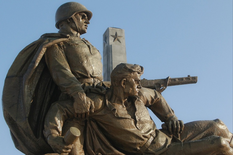Во время карантина в Польше снесли шесть памятников красноармейцам