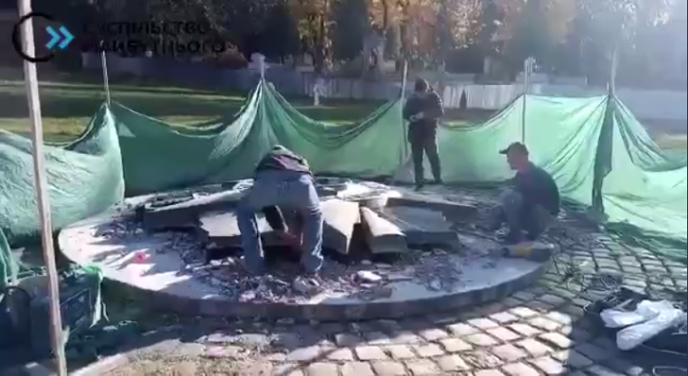 Во Львове снесли Звезду Победы на воинском мемориале «Марсово поле»