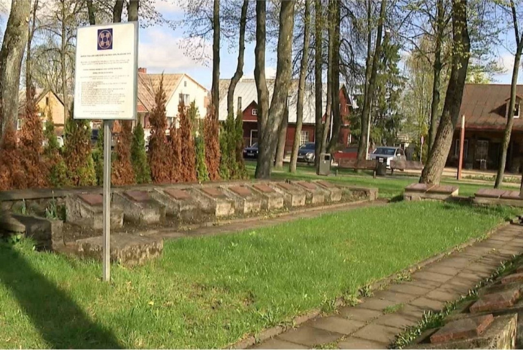 В литовском Вевисе началось надругательство над могилами советских воинов-освободителей