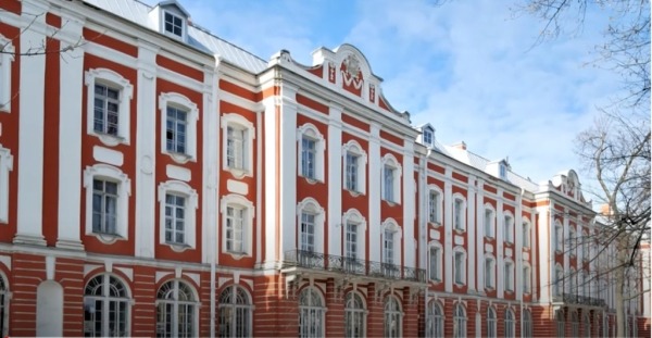 Первые выпускники онлайн-школы СПбГУ получили аттестаты