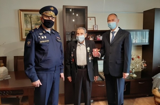 Проживающему в Греции ветерану ВОВ вручили медаль «За оборону Севастополя»