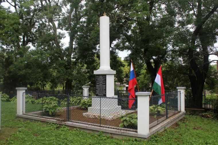 В Венгрии состоялось торжественное открытие отремонтированных воинских захоронений советских солдат