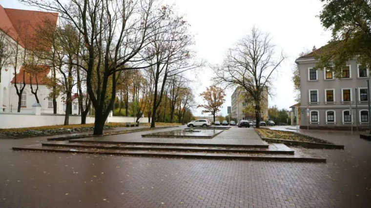 В литовском городе Шяуляй продолжается уничтожение братской могилы советских воинов-освободителей