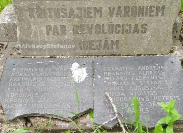 В Латвии снесли памятник латышам-героям революции и поставили другой – пособникам нацистов