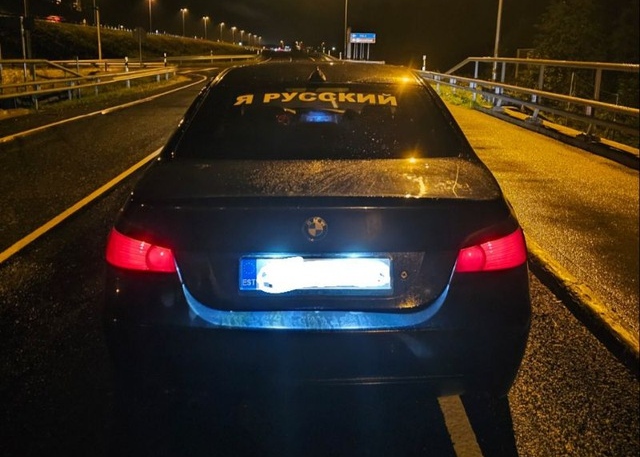 Эстонская полиция начала устраивать облавы на машины с наклейками "Я русский" и "Я русская".