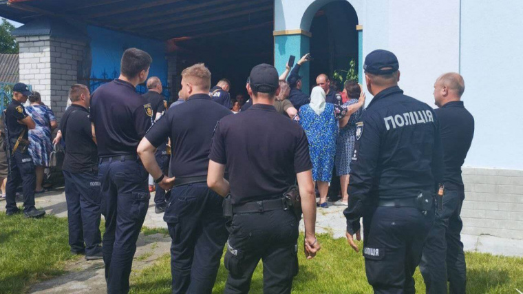 На западе Украины рейдеры захватили храм Рождества Пресвятой Богородицы УПЦ