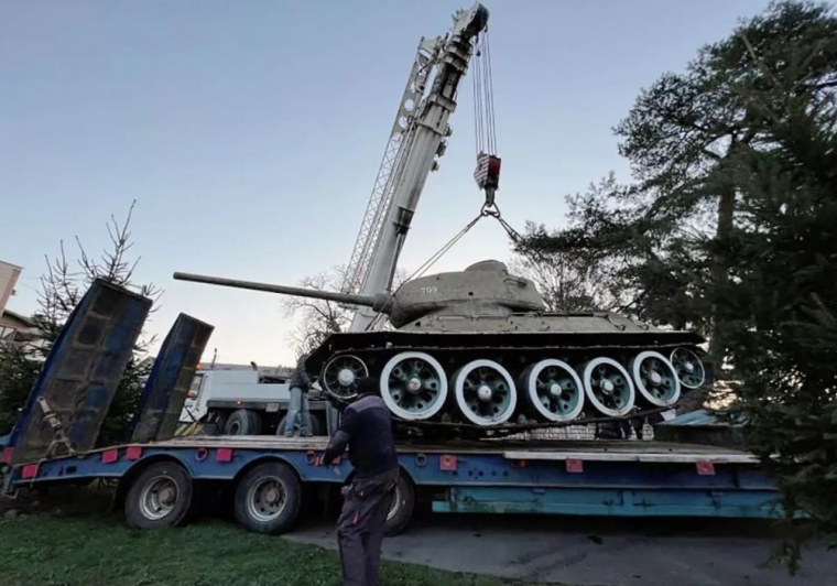На Закарпатье демонтировали памятник советскому танку Т-34, который участвовал в освобождении Мукачево