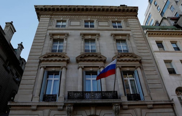 Полиция Нью-Йорка не стала реагировать на брошенную в здание Генконсульства РФ банку с краской