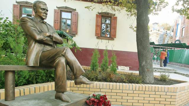 В Киеве снесли памятник писателю Михаилу Булгакову