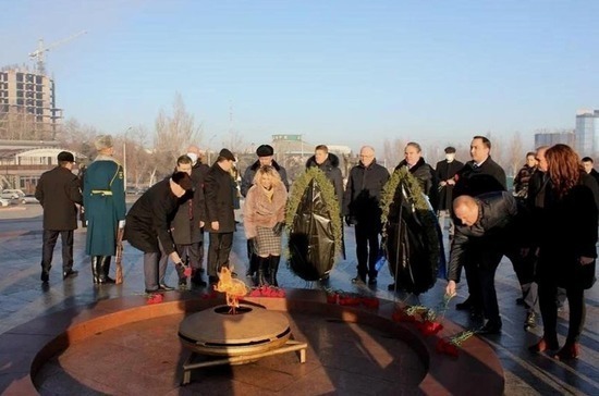 Российские сенаторы возложили венки к мемориалу «Памятник Победы» в Бишкеке