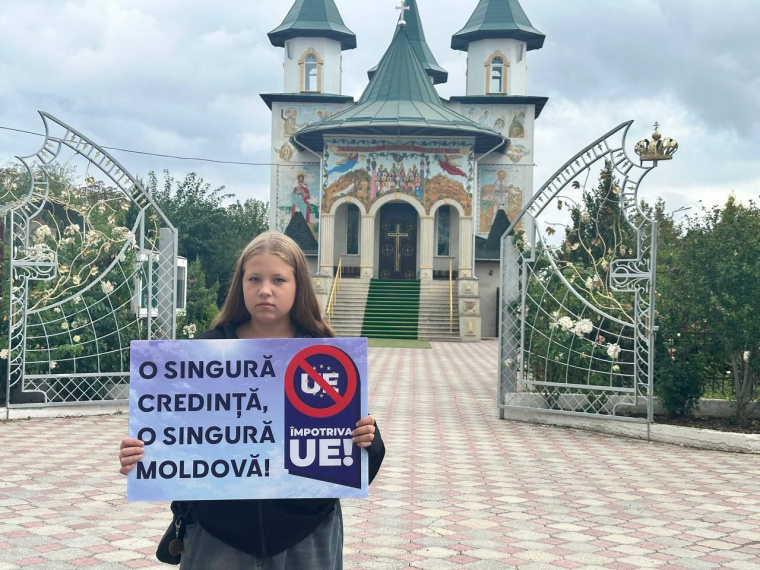 Молодые активисты оппозиционного блока «Победа» встали на защиту Православной Церкви Молдавии 
