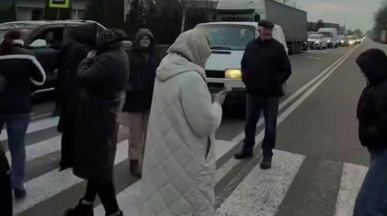 В Ужгороде жители выступили против мобилизации священника православной церкви.
