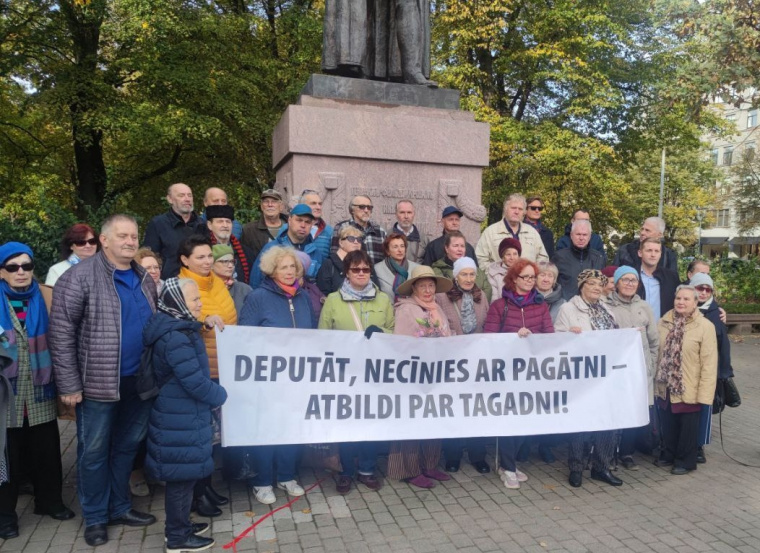 В Риге прошла акция против сноса памятника российскому военачальнику Михаилу Андреасу Барклаю де Толли