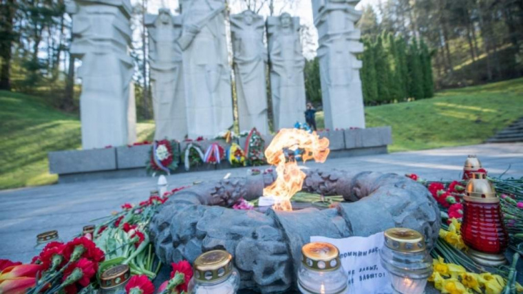 В Литве приняли решение полностью уничтожить советский мемориал на Антакальнисском кладбище