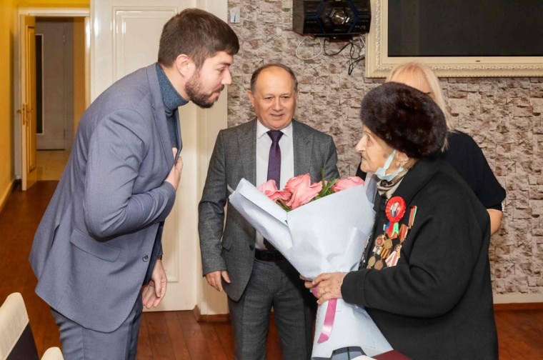 Представители Русского дома в Баку поздравили блокадницу Фатму Саттарову с её 101-летием
