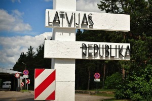 Посольство РФ в Латвии рекомендует вывезти из страны автомобили с российскими номерами