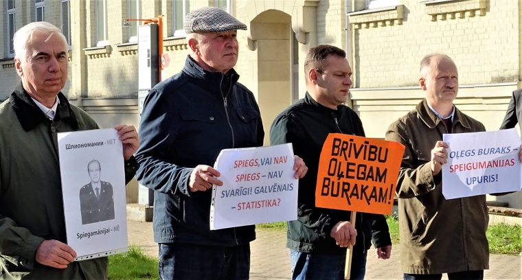 В Риге прошел пикет в поддержку осужденного за шпионаж в пользу России Олега Бурака