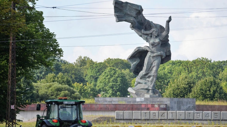 В Риге демонтировали все три скульптуры памятника Освободителям