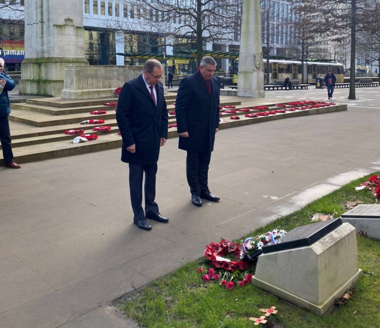 Соотечественники возложили цветы к памятнику жителям блокадного Ленинграда в Манчестере