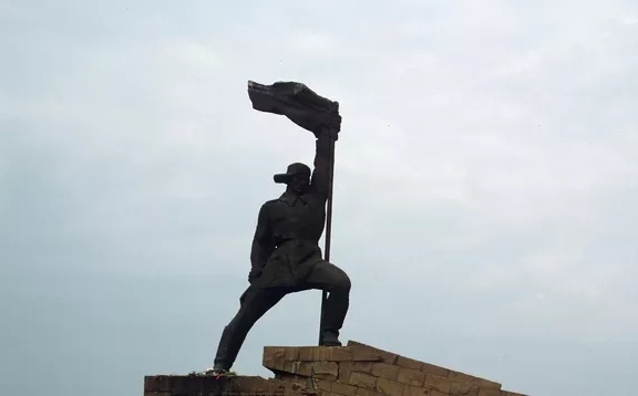 В украинском Ужгороде снесли памятник советским воинам