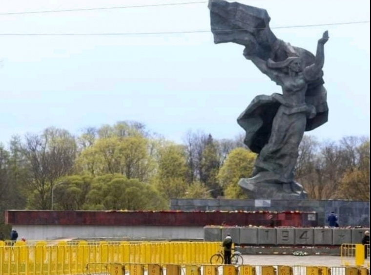 Сейм Латвии запретил проводить мероприятия в честь Дня Победы возле памятников советским солдатам