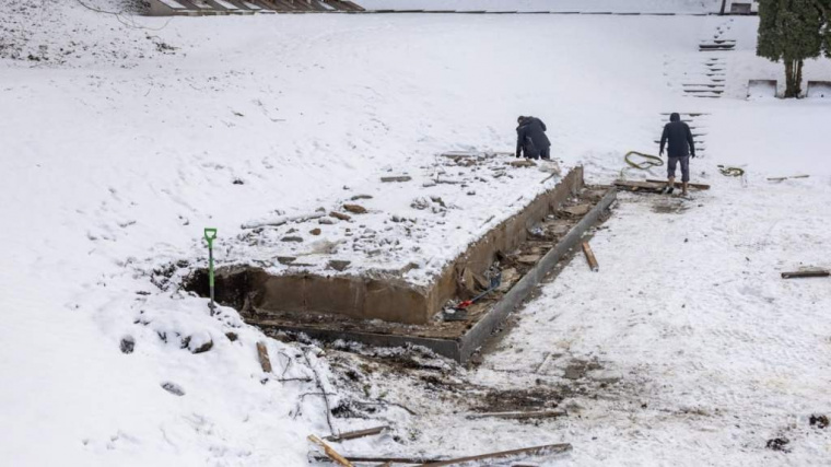На Антакальнисском кладбище в Вильнюсе снесли постамент советского мемориала