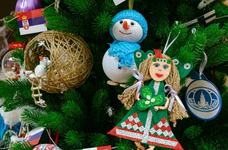 Сделанные детьми соотечественников игрушки украсили елку в фойе фракции «Справедливой России»