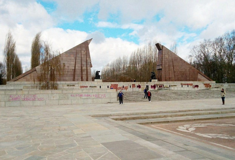 Вандалы вновь атаковали мемориал в берлинском Трептов-парке