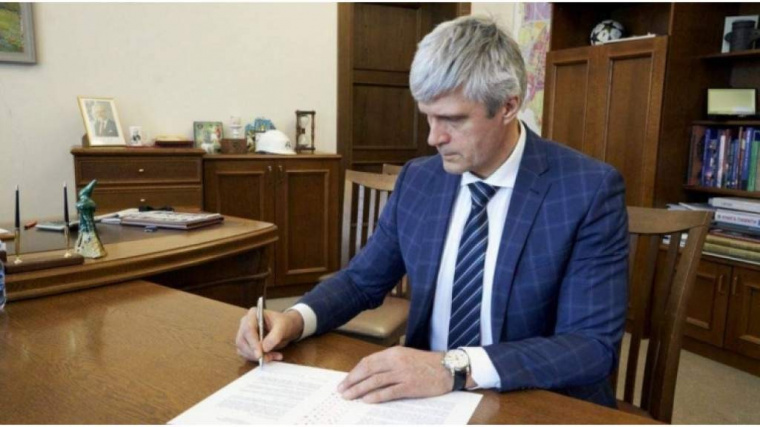 Отстраненного по политическим мотивам мэра Резекне Барташевича обвиняют в двух преступлениях