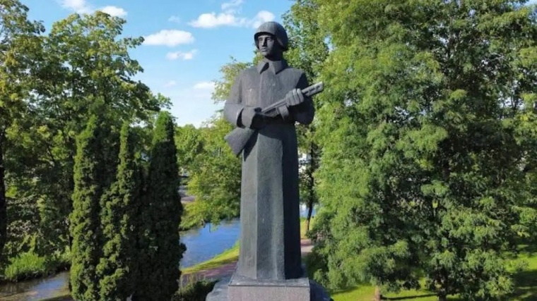 В латвийском городке Резекне начался снос памятника советским воинам