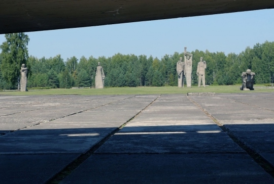 В латвийском Саласпилсе под угрозой уничтожения оказалось кладбище, где захоронены жертвы фашизма