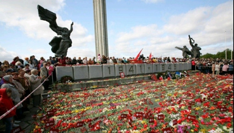 Латвийские депутаты обсуждают снос памятника Победы в Риге
