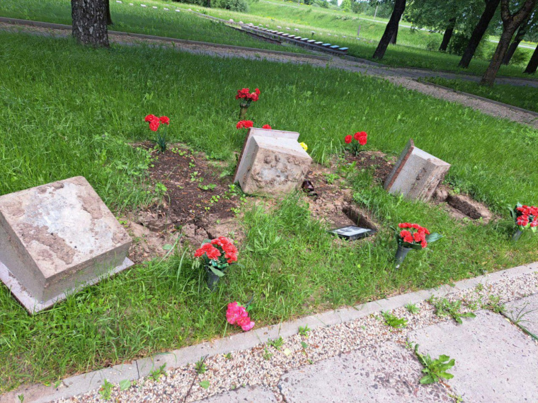 Вандалы разгромили братское кладбище павших бойцов Красной армии в латвийском городе Екабпилсе