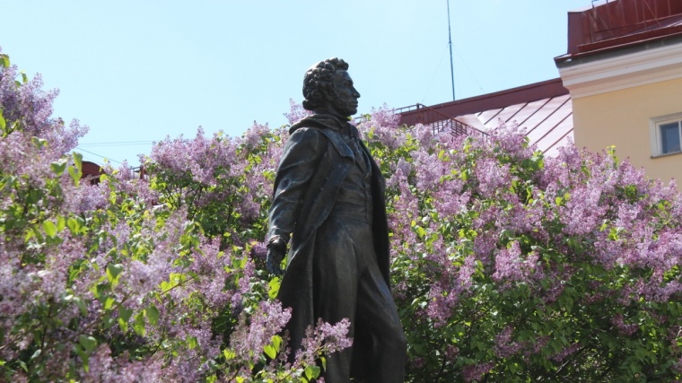 Националисты не дали российским дипломатам возложить цветы к памятнику Пушкину во Львове