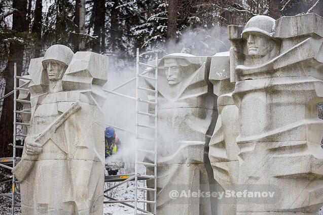 В Вильнюсе сносят памятники на крупнейшем захоронении советских солдат