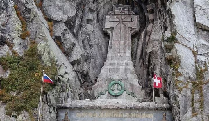 Неизвестные облили краской Суворовский крест в швейцарском Андерматте