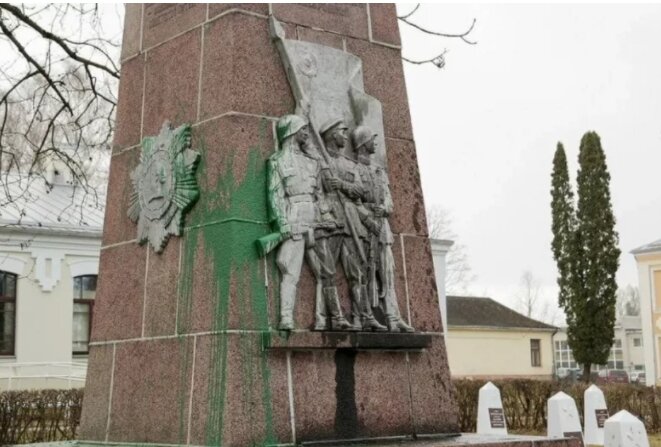 В Литве вандалы вновь осквернили памятники советским солдатам