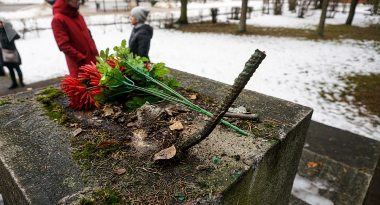 Посольство России в Латвии отреагировало на уничтожение памятника красноармейцам в Екабпилсе