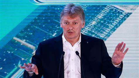 Пресс-секретарь президента РФ Дмитрий Песков считает, что Россия должна бороться за уехавших граждан
