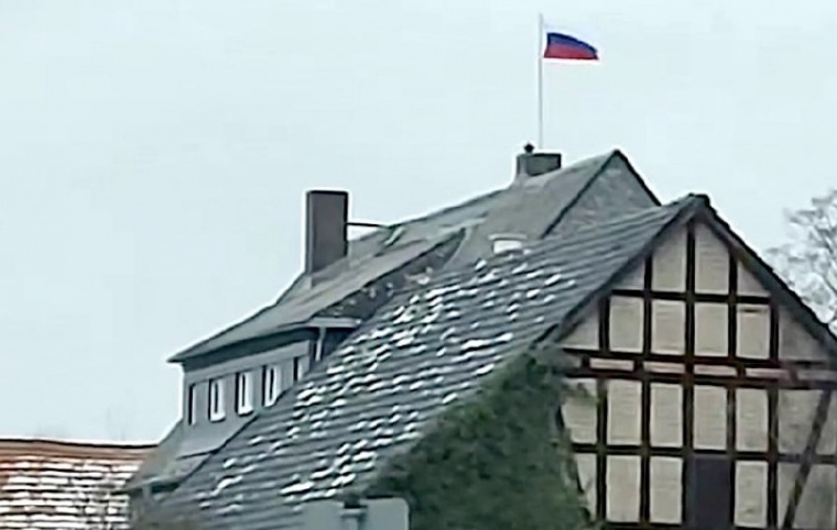 Флаг России на крыше частного дома в Германии вызвал скандал