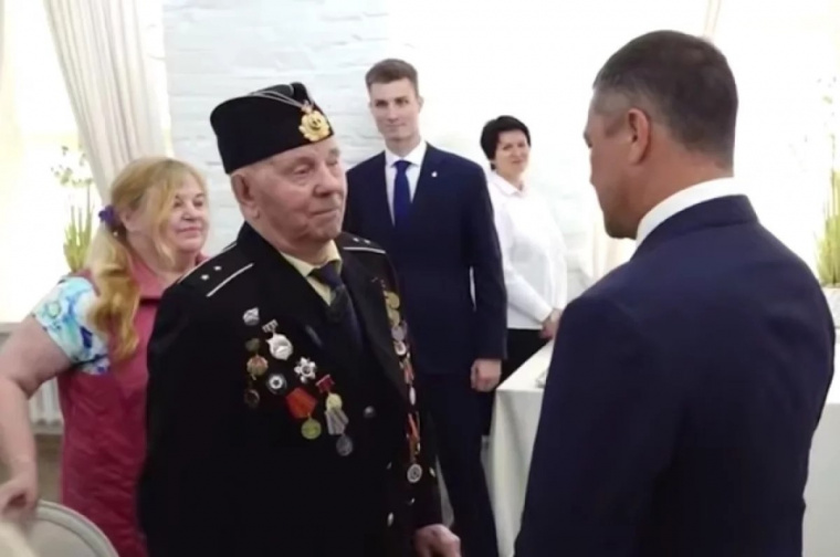 Псковский губернатор Ведерников вручил российский паспорт ветерану, переехавшему из Латвии