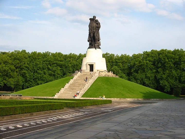 Вандалы атаковали мемориалы красноармейцам в Берлине