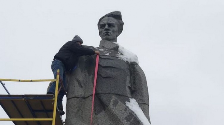 В Хмельницкой области Украины демонтировали памятник Николаю Островскому