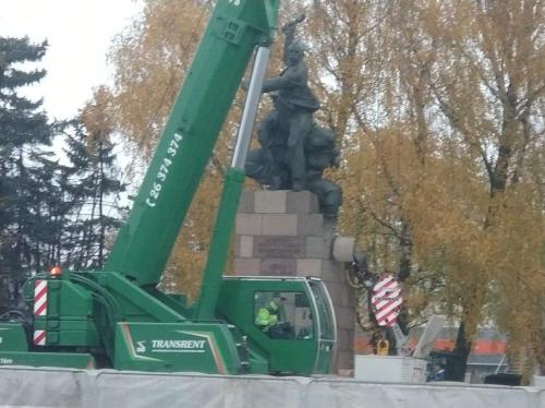 В Лиепае снесли памятник защитникам города